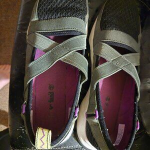 Mesh running shoes